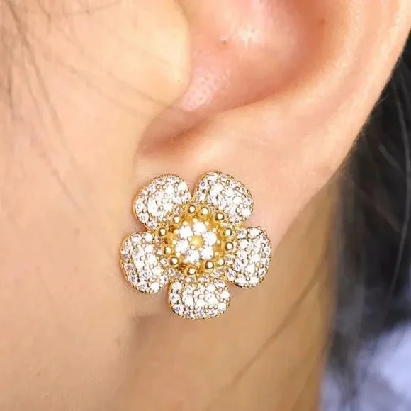 VQ Three-tone Jewelry Set - Picture 3 of 8